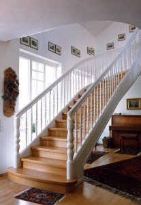 Diese Exklusive Holztreppe mit der klassischen Optik einer Stiltreppe gibt dem Raum eine ländliche gehobene Note. Das wunderschöne Ambiente des Raums wird durch die ästhetische Gestaltung der Treppe unterstrichen.