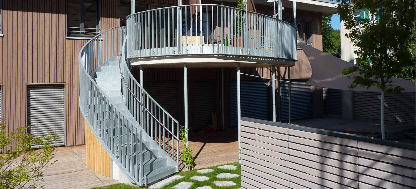 Feuerverzinkte Stahltreppe im Außenbereich mit Tritt- und Setzstufen. Die Treppe aus Stahl fügt sich exakt in die Linienführung des Garten einen und jede Form fließt in die Nächste.