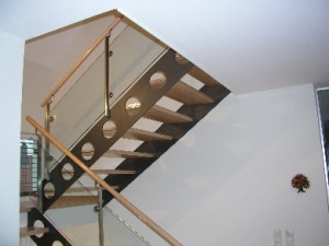 Stahltreppe mit Flachstahlwangen und Glasgeländer