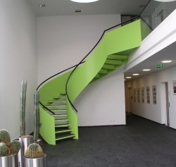 Gewendelte Stahl-Treppe mit extrem hoher Fachstahlwange