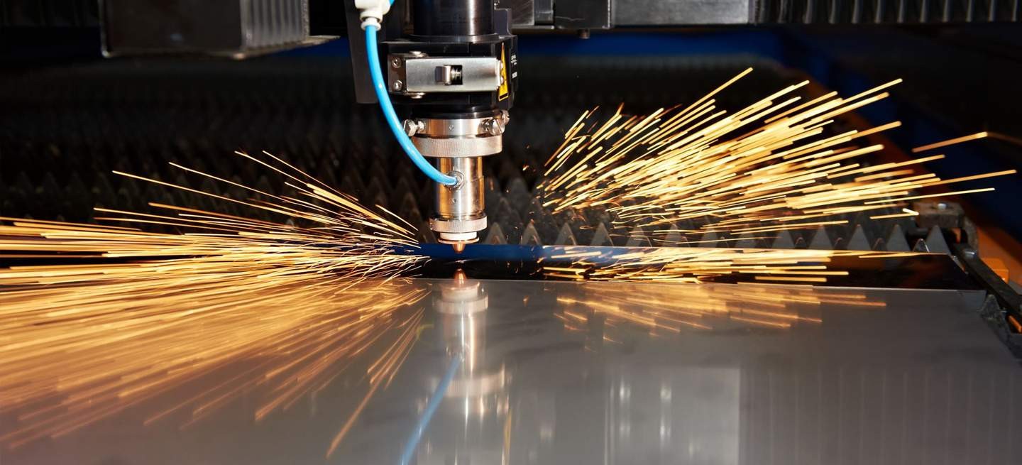 Moderne Lasermaschinen die im Metallbau eingesetzt wird um Teile aus Stahl und Edelstahl zu schneiden.