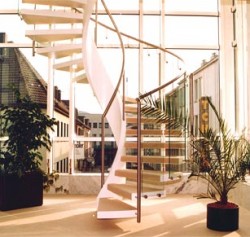 Stahl-Einholmtreppe mit Glasgeländer