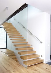 Kragarmtreppe mit Holzstufen. Moderne Designtreppe für den Wohnbau