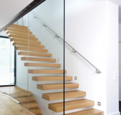 Kragarmtreppe mit Holzstufen. Moderne Designtreppe für den Wohnbau